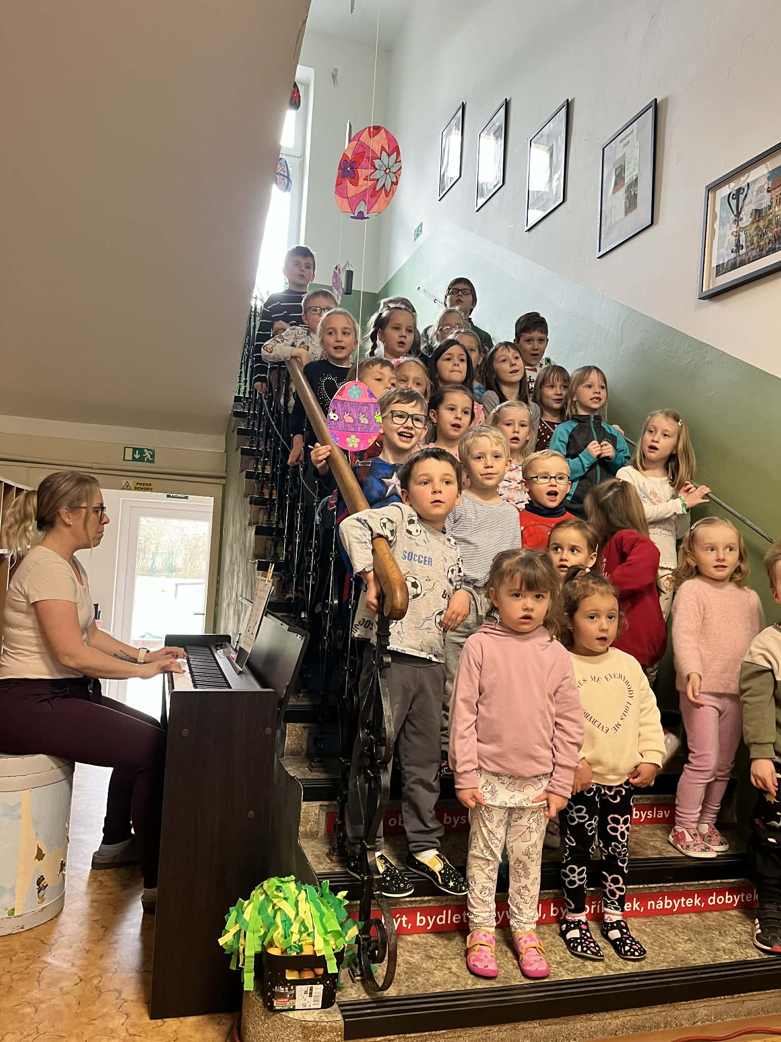 Velikonoční zpívání na schodech